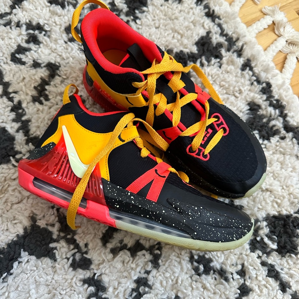 Size 5.5 Y EUC.